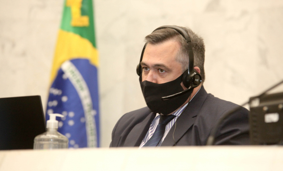 O secretário de Estado da Saúde, Beto Preto, apresentou o relatório de ações da pasta aos deputados estaduais em audiência pública na Assembleia Legislativa do Paraná (Alep), nesta terça-feira (6). Os destaques de investimentos e atividades realizadas foram as ações para o enfrentamento à pandemia pela Covid-19. Foto: Ari Dias/AEN