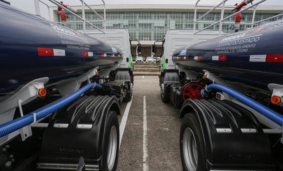 Curitiba-07-10-2020 - Instituto Aguá Terra - Governador Carlos Massa Ratinho Junior e o  secretário do Desenvolvimento Sustentável e do Turismo , Márcio Nunes,  entregam 14 caminhões pipa  - Foto : Jonathan Campos / AEN