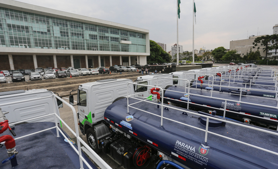 Curitiba-07-10-2020 - Instituto Aguá Terra - Governador Carlos Massa Ratinho Junior e o  secretário do Desenvolvimento Sustentável e do Turismo , Márcio Nunes,  entregam 14 caminhões pipa  - Foto : Jonathan Campos / AEN