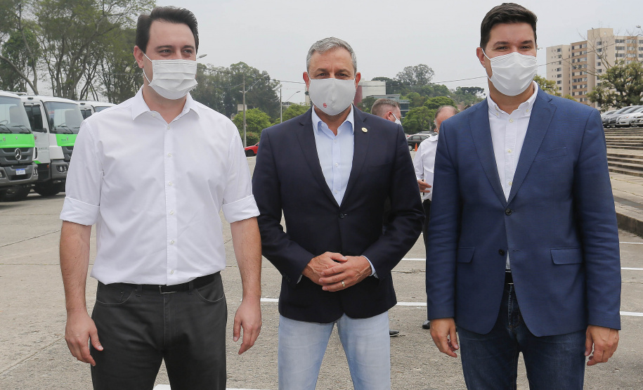 O governador Carlos Massa Ratinho Junior entregou nesta quarta-feira (7) mais 14 caminhões-pipa para municípios do Interior e do Litoral do Paraná. Eles são parte de um pacote de investimentos em 100 unidades desse mesmo modelo. O aporte total é de aproximadamente R$ 21,3 milhões, feito pela Secretaria do  Desenvolvimento Sustentável e do Turismo.Foto: Jonathan Campos/AEN