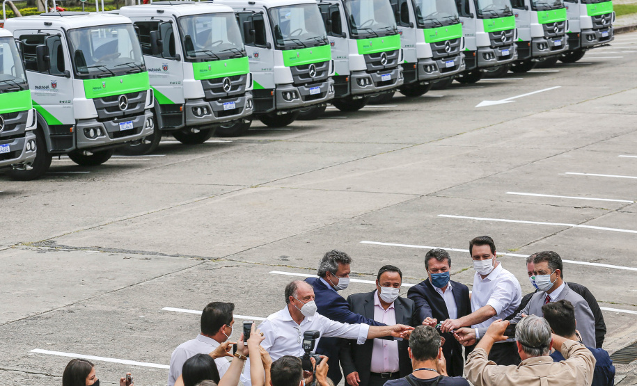 Curitiba-07-10-2020 - Instituto Aguá Terra - Governador Carlos Massa Ratinho Junior e o  secretário do Desenvolvimento Sustentável e do Turismo , Márcio Nunes,  entregam 14 caminhões pipa  - Foto : Jonathan Campos / AENnes entrega 14 caminhões pipa  - Foto : Jonathan Campos / AEN