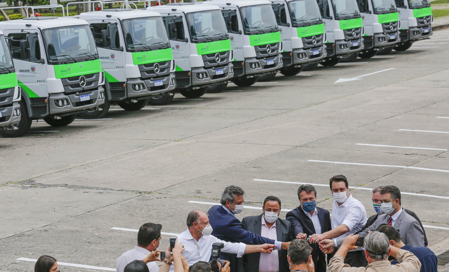 Curitiba-07-10-2020 - Instituto Aguá Terra - Governador Carlos Massa Ratinho Junior e o  secretário do Desenvolvimento Sustentável e do Turismo , Márcio Nunes,  entregam 14 caminhões pipa  - Foto : Jonathan Campos / AEN
