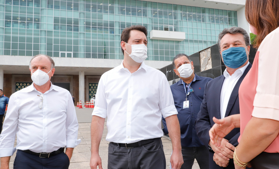 O governador Carlos Massa Ratinho Junior entregou nesta quarta-feira (7) mais 14 caminhões-pipa para municípios do Interior e do Litoral do Paraná. Eles são parte de um pacote de investimentos em 100 unidades desse mesmo modelo. O aporte total é de aproximadamente R$ 21,3 milhões, feito pela Secretaria do  Desenvolvimento Sustentável e do Turismo.