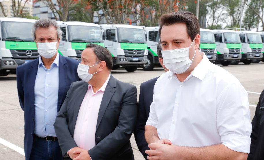 O governador Carlos Massa Ratinho Junior entregou nesta quarta-feira (7) mais 14 caminhões-pipa para municípios do Interior e do Litoral do Paraná. Eles são parte de um pacote de investimentos em 100 unidades desse mesmo modelo. O aporte total é de aproximadamente R$ 21,3 milhões, feito pela Secretaria do  Desenvolvimento Sustentável e do Turismo.