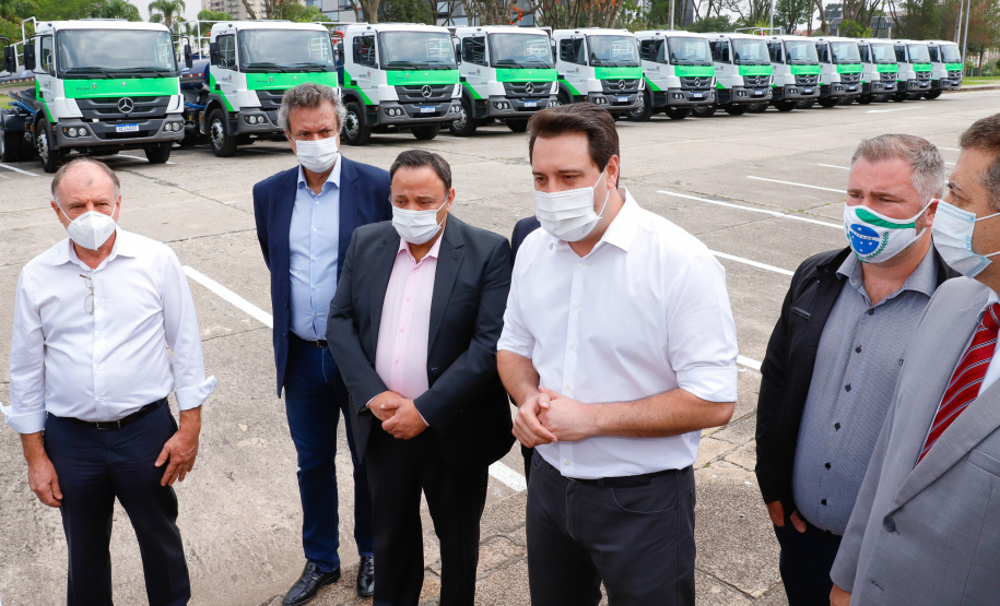 O governador Carlos Massa Ratinho Junior entregou nesta quarta-feira (7) mais 14 caminhões-pipa para municípios do Interior e do Litoral do Paraná. Eles são parte de um pacote de investimentos em 100 unidades desse mesmo modelo. O aporte total é de aproximadamente R$ 21,3 milhões, feito pela Secretaria do  Desenvolvimento Sustentável e do Turismo.