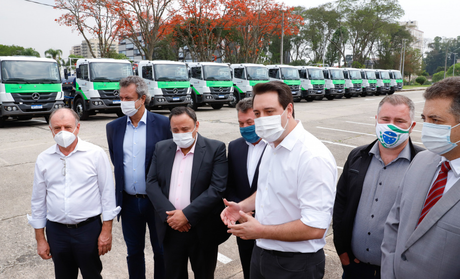 O governador Carlos Massa Ratinho Junior entregou nesta quarta-feira (7) mais 14 caminhões-pipa para municípios do Interior e do Litoral do Paraná. Eles são parte de um pacote de investimentos em 100 unidades desse mesmo modelo. O aporte total é de aproximadamente R$ 21,3 milhões, feito pela Secretaria do  Desenvolvimento Sustentável e do Turismo.