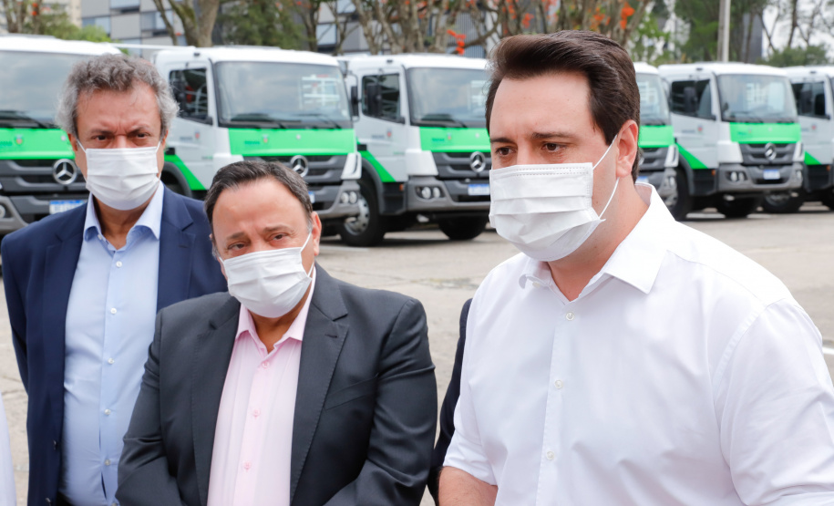 O governador Carlos Massa Ratinho Junior entregou nesta quarta-feira (7) mais 14 caminhões-pipa para municípios do Interior e do Litoral do Paraná. Eles são parte de um pacote de investimentos em 100 unidades desse mesmo modelo. O aporte total é de aproximadamente R$ 21,3 milhões, feito pela Secretaria do  Desenvolvimento Sustentável e do Turismo.