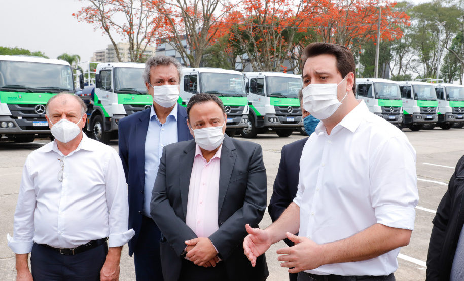 O governador Carlos Massa Ratinho Junior entregou nesta quarta-feira (7) mais 14 caminhões-pipa para municípios do Interior e do Litoral do Paraná. Eles são parte de um pacote de investimentos em 100 unidades desse mesmo modelo. O aporte total é de aproximadamente R$ 21,3 milhões, feito pela Secretaria do  Desenvolvimento Sustentável e do Turismo.