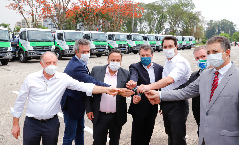 O governador Carlos Massa Ratinho Junior entregou nesta quarta-feira (7) mais 14 caminhões-pipa para municípios do Interior e do Litoral do Paraná. Eles são parte de um pacote de investimentos em 100 unidades desse mesmo modelo. O aporte total é de aproximadamente R$ 21,3 milhões, feito pela Secretaria do  Desenvolvimento Sustentável e do Turismo.