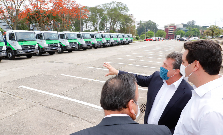 O governador Carlos Massa Ratinho Junior entregou nesta quarta-feira (7) mais 14 caminhões-pipa para municípios do Interior e do Litoral do Paraná. Eles são parte de um pacote de investimentos em 100 unidades desse mesmo modelo. O aporte total é de aproximadamente R$ 21,3 milhões, feito pela Secretaria do  Desenvolvimento Sustentável e do Turismo.