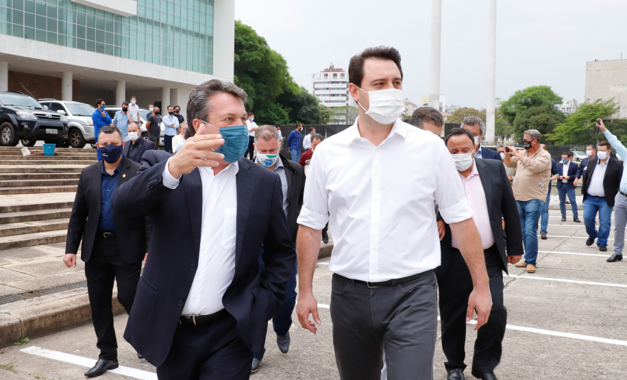 O governador Carlos Massa Ratinho Junior entregou nesta quarta-feira (7) mais 14 caminhões-pipa para municípios do Interior e do Litoral do Paraná. Eles são parte de um pacote de investimentos em 100 unidades desse mesmo modelo. O aporte total é de aproximadamente R$ 21,3 milhões, feito pela Secretaria do  Desenvolvimento Sustentável e do Turismo.