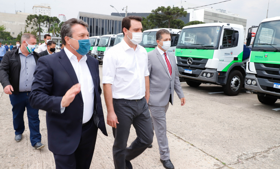 O governador Carlos Massa Ratinho Junior entregou nesta quarta-feira (7) mais 14 caminhões-pipa para municípios do Interior e do Litoral do Paraná. Eles são parte de um pacote de investimentos em 100 unidades desse mesmo modelo. O aporte total é de aproximadamente R$ 21,3 milhões, feito pela Secretaria do  Desenvolvimento Sustentável e do Turismo.