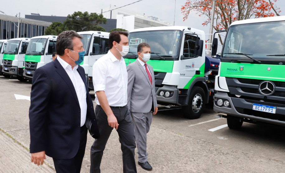 O governador Carlos Massa Ratinho Junior entregou nesta quarta-feira (7) mais 14 caminhões-pipa para municípios do Interior e do Litoral do Paraná. Eles são parte de um pacote de investimentos em 100 unidades desse mesmo modelo. O aporte total é de aproximadamente R$ 21,3 milhões, feito pela Secretaria do  Desenvolvimento Sustentável e do Turismo.