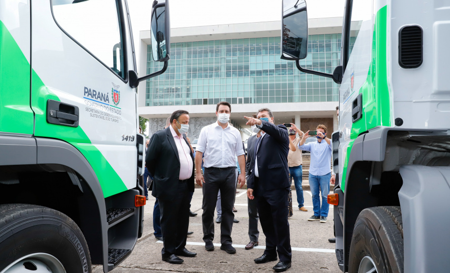 O governador Carlos Massa Ratinho Junior entregou nesta quarta-feira (7) mais 14 caminhões-pipa para municípios do Interior e do Litoral do Paraná. Eles são parte de um pacote de investimentos em 100 unidades desse mesmo modelo. O aporte total é de aproximadamente R$ 21,3 milhões, feito pela Secretaria do  Desenvolvimento Sustentável e do Turismo.