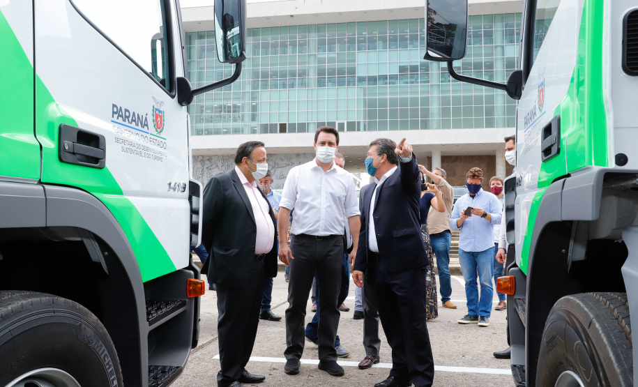O governador Carlos Massa Ratinho Junior entregou nesta quarta-feira (7) mais 14 caminhões-pipa para municípios do Interior e do Litoral do Paraná. Eles são parte de um pacote de investimentos em 100 unidades desse mesmo modelo. O aporte total é de aproximadamente R$ 21,3 milhões, feito pela Secretaria do  Desenvolvimento Sustentável e do Turismo.
