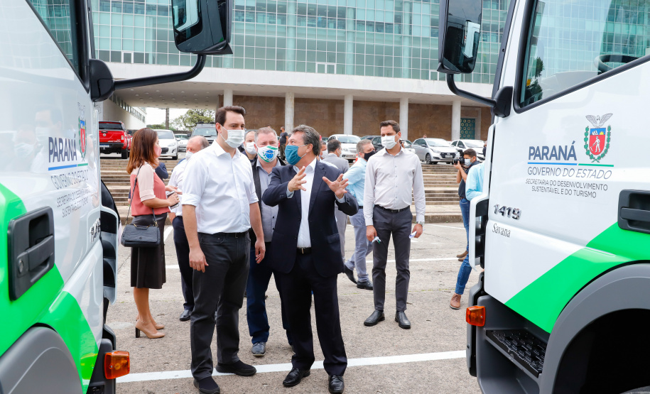 O governador Carlos Massa Ratinho Junior entregou nesta quarta-feira (7) mais 14 caminhões-pipa para municípios do Interior e do Litoral do Paraná. Eles são parte de um pacote de investimentos em 100 unidades desse mesmo modelo. O aporte total é de aproximadamente R$ 21,3 milhões, feito pela Secretaria do  Desenvolvimento Sustentável e do Turismo.