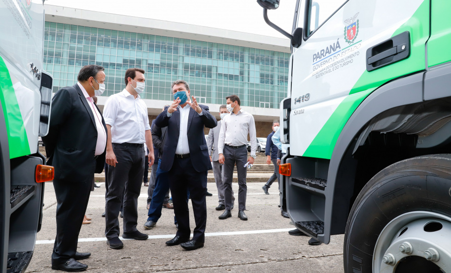 O governador Carlos Massa Ratinho Junior entregou nesta quarta-feira (7) mais 14 caminhões-pipa para municípios do Interior e do Litoral do Paraná. Eles são parte de um pacote de investimentos em 100 unidades desse mesmo modelo. O aporte total é de aproximadamente R$ 21,3 milhões, feito pela Secretaria do  Desenvolvimento Sustentável e do Turismo.