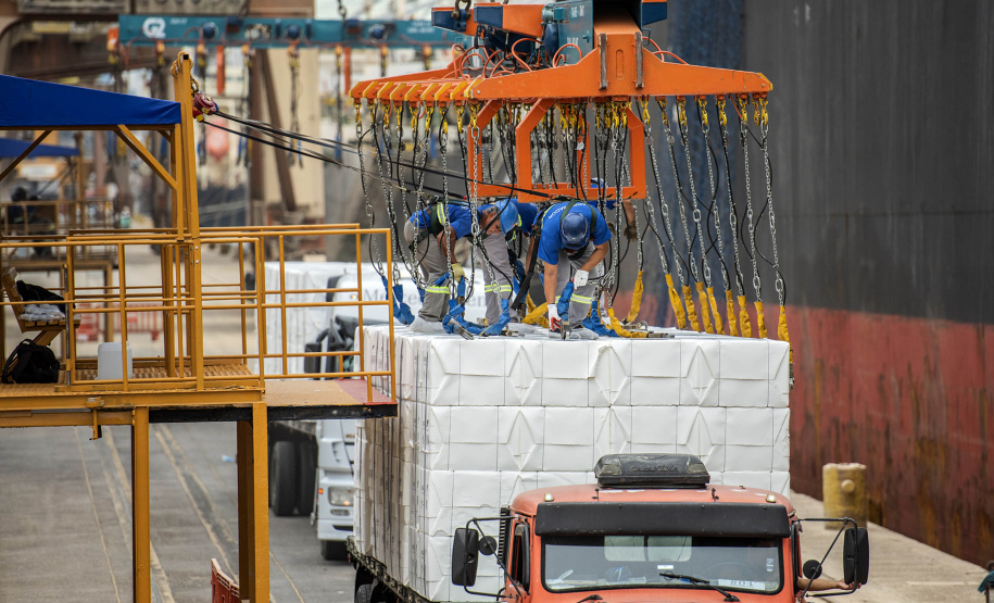 Segue crescente o volume de cargas movimentado pelos portos paranaenses em 2020. Comparando os meses de setembro, deste e do ano passado, o acréscimo registrado passa dos 28%.