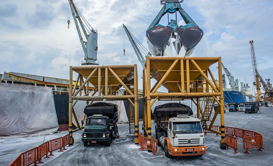 Segue crescente o volume de cargas movimentado pelos portos paranaenses em 2020. Comparando os meses de setembro, deste e do ano passado, o acréscimo registrado passa dos 28%.