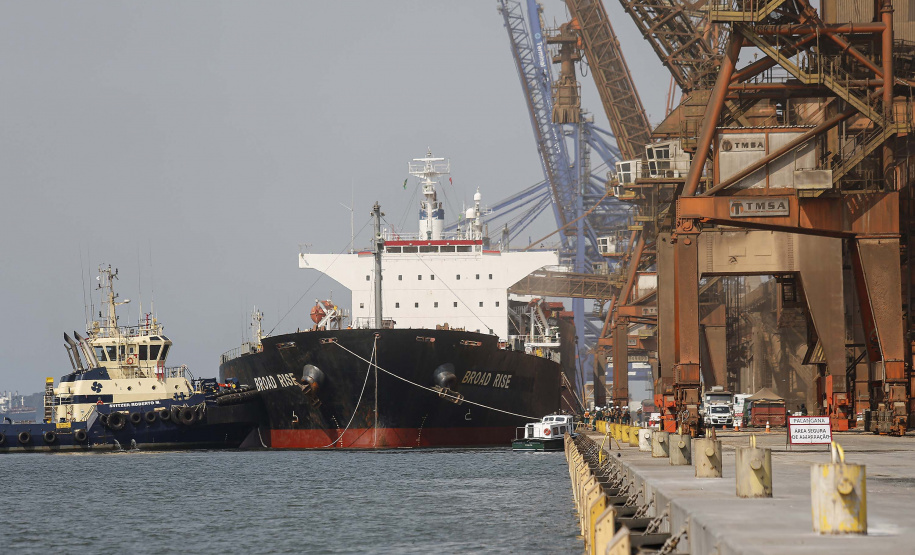 Paranaguá - 02-10-2020 -
Segue crescente o volume de cargas movimentado pelos portos paranaenses em 2020. Comparando os meses de setembro, deste e do ano passado, o acréscimo registrado passa dos 28%.  - Foto: Jonathan Campos / AEN