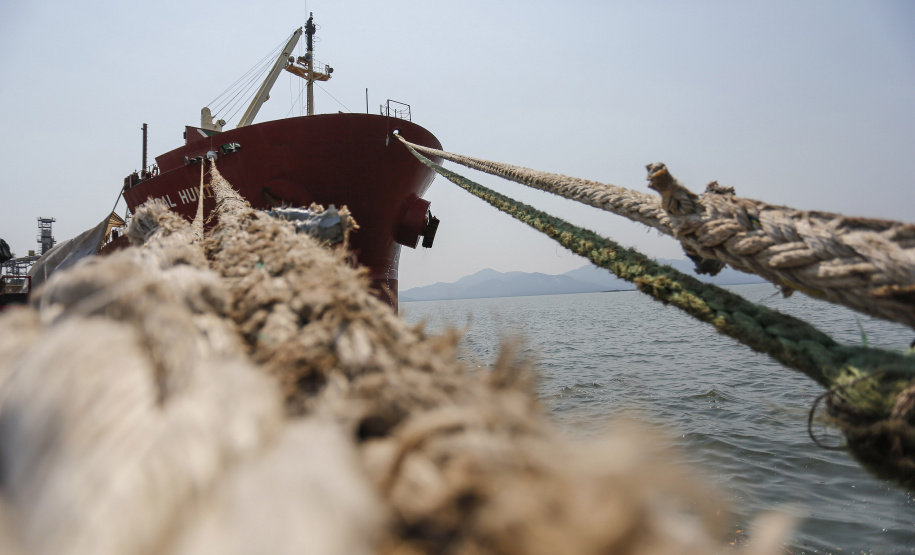 Paranaguá - 02-10-2020 - 
Segue crescente o volume de cargas movimentado pelos portos paranaenses em 2020. Comparando os meses de setembro, deste e do ano passado, o acréscimo registrado passa dos 28%. Foto: Jonathan Campos / AEN