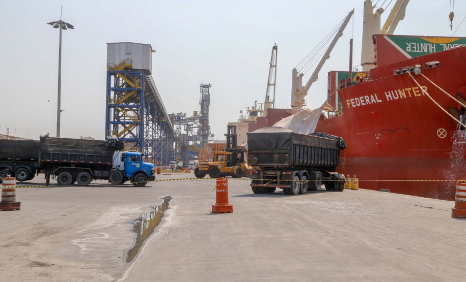 02/09/2020 - 
Segue crescente o volume de cargas movimentado pelos portos paranaenses em 2020. Comparando os meses de setembro, deste e do ano passado, o acréscimo registrado passa dos 28%. 
Fotos Gilson Abreu/AEN