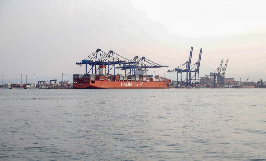 02/09/2020 - 
Segue crescente o volume de cargas movimentado pelos portos paranaenses em 2020. Comparando os meses de setembro, deste e do ano passado, o acréscimo registrado passa dos 28%. 
Fotos Gilson Abreu/AEN