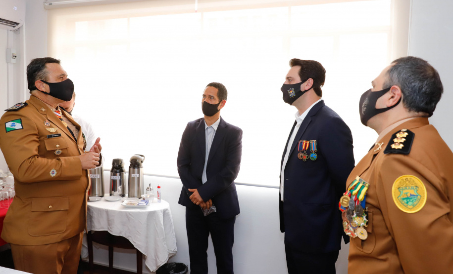 O governador Carlos Massa Ratinho Junior participou nesta quinta-feira (8) da comemoração dos 108 anos do Corpo de Bombeiros do Paraná. Na cerimônia, realizada no Quartel do Comando-Geral, em Curitiba, ele entregou à corporação 15 novas viaturas, incluindo quatro caminhões autobomba tanque. O investimento nos veículos foi de cerca de R$ 4,5 milhões.