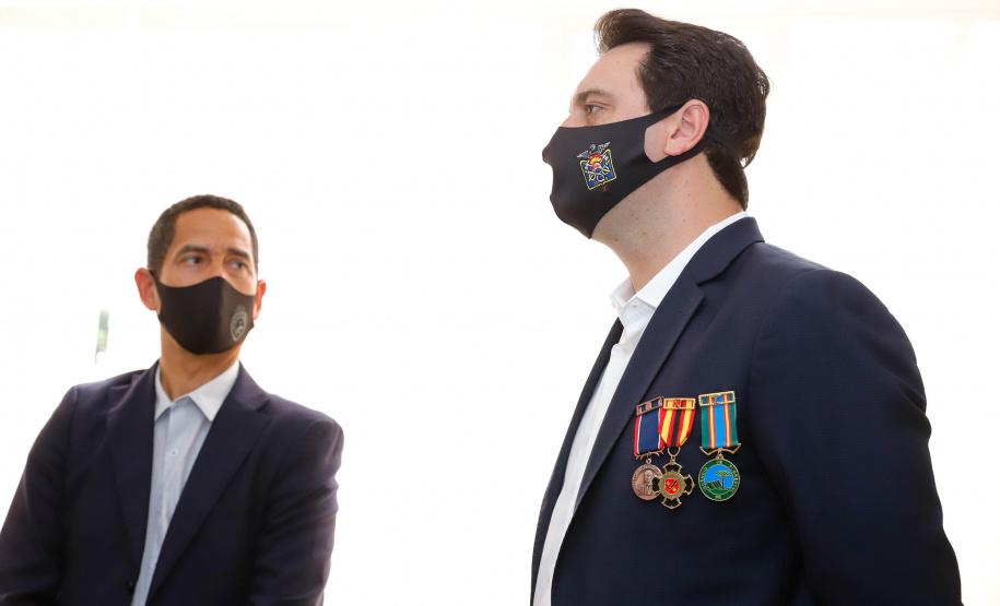 O governador Carlos Massa Ratinho Junior participou nesta quinta-feira (8) da comemoração dos 108 anos do Corpo de Bombeiros do Paraná. Na cerimônia, realizada no Quartel do Comando-Geral, em Curitiba, ele entregou à corporação 15 novas viaturas, incluindo quatro caminhões autobomba tanque. O investimento nos veículos foi de cerca de R$ 4,5 milhões.