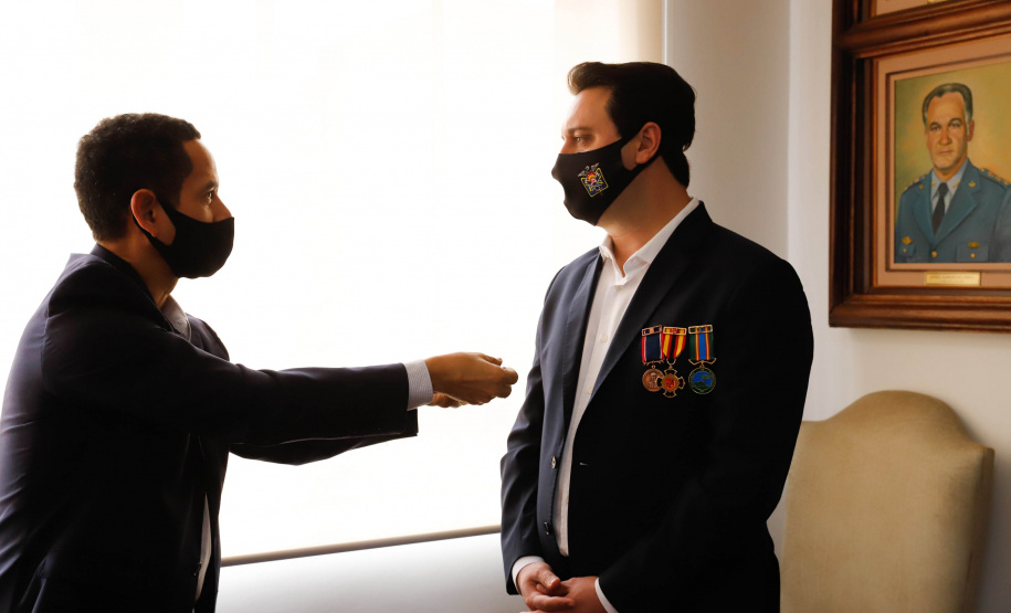 O governador Carlos Massa Ratinho Junior participou nesta quinta-feira (8) da comemoração dos 108 anos do Corpo de Bombeiros do Paraná. Na cerimônia, realizada no Quartel do Comando-Geral, em Curitiba, ele entregou à corporação 15 novas viaturas, incluindo quatro caminhões autobomba tanque. O investimento nos veículos foi de cerca de R$ 4,5 milhões.