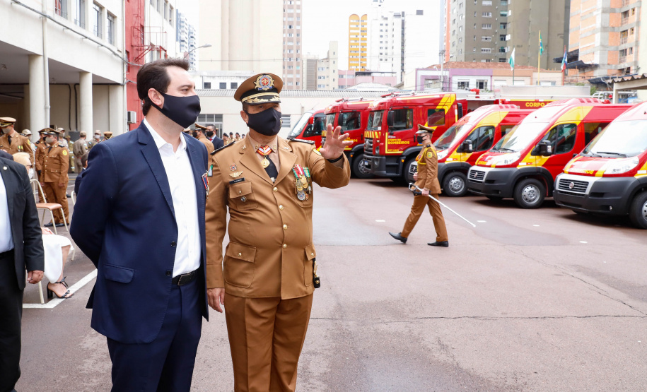 O governador Carlos Massa Ratinho Junior participou nesta quinta-feira (8) da comemoração dos 108 anos do Corpo de Bombeiros do Paraná. Na cerimônia, realizada no Quartel do Comando-Geral, em Curitiba, ele entregou à corporação 15 novas viaturas, incluindo quatro caminhões autobomba tanque. O investimento nos veículos foi de cerca de R$ 4,5 milhões.