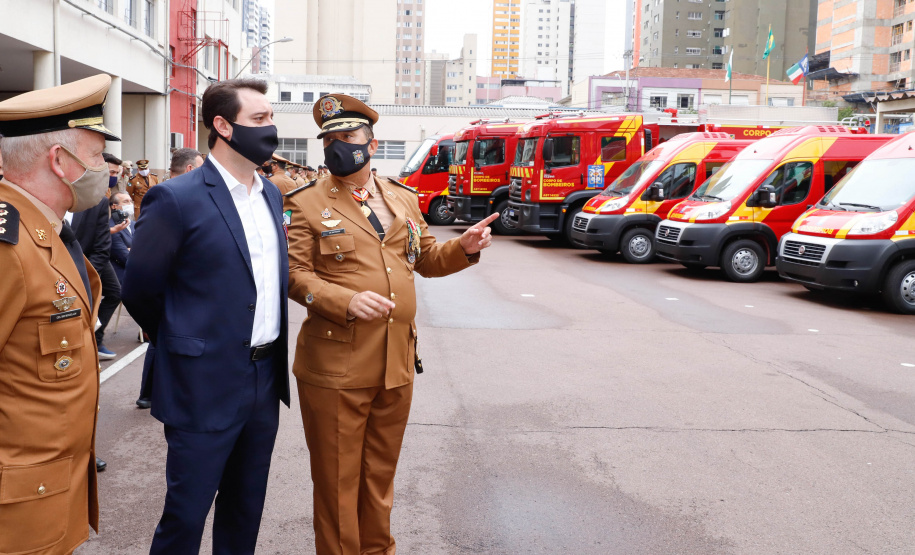 O governador Carlos Massa Ratinho Junior participou nesta quinta-feira (8) da comemoração dos 108 anos do Corpo de Bombeiros do Paraná. Na cerimônia, realizada no Quartel do Comando-Geral, em Curitiba, ele entregou à corporação 15 novas viaturas, incluindo quatro caminhões autobomba tanque. O investimento nos veículos foi de cerca de R$ 4,5 milhões.