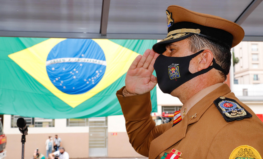O governador Carlos Massa Ratinho Junior participou nesta quinta-feira (8) da comemoração dos 108 anos do Corpo de Bombeiros do Paraná. Na cerimônia, realizada no Quartel do Comando-Geral, em Curitiba, ele entregou à corporação 15 novas viaturas, incluindo quatro caminhões autobomba tanque. O investimento nos veículos foi de cerca de R$ 4,5 milhões.