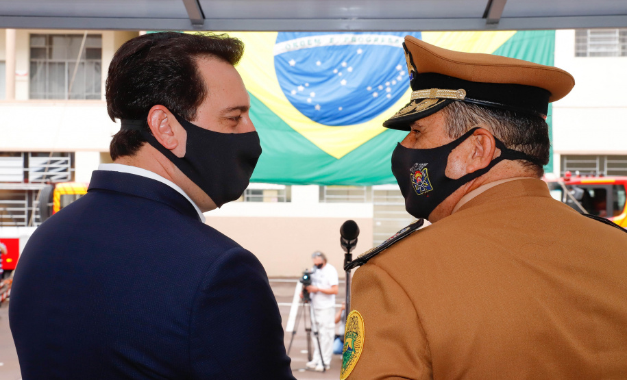 O governador Carlos Massa Ratinho Junior participou nesta quinta-feira (8) da comemoração dos 108 anos do Corpo de Bombeiros do Paraná. Na cerimônia, realizada no Quartel do Comando-Geral, em Curitiba, ele entregou à corporação 15 novas viaturas, incluindo quatro caminhões autobomba tanque. O investimento nos veículos foi de cerca de R$ 4,5 milhões.
