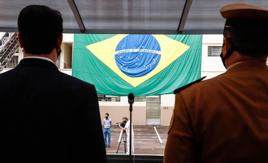 O governador Carlos Massa Ratinho Junior participou nesta quinta-feira (8) da comemoração dos 108 anos do Corpo de Bombeiros do Paraná. Na cerimônia, realizada no Quartel do Comando-Geral, em Curitiba, ele entregou à corporação 15 novas viaturas, incluindo quatro caminhões autobomba tanque. O investimento nos veículos foi de cerca de R$ 4,5 milhões.