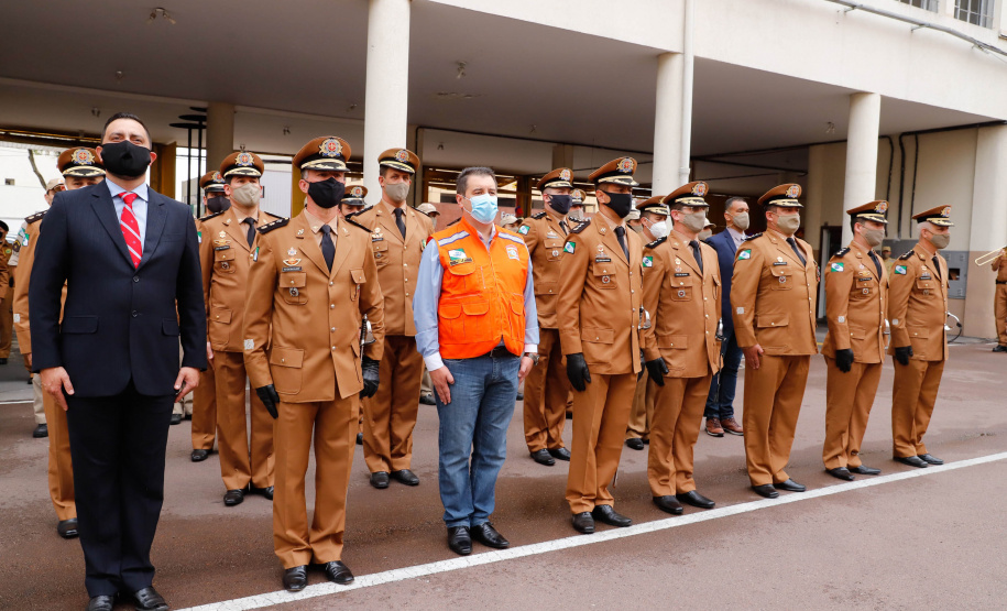 O governador Carlos Massa Ratinho Junior participou nesta quinta-feira (8) da comemoração dos 108 anos do Corpo de Bombeiros do Paraná. Na cerimônia, realizada no Quartel do Comando-Geral, em Curitiba, ele entregou à corporação 15 novas viaturas, incluindo quatro caminhões autobomba tanque. O investimento nos veículos foi de cerca de R$ 4,5 milhões.