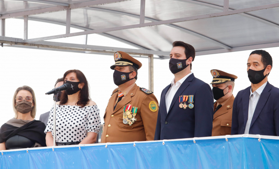 O governador Carlos Massa Ratinho Junior participou nesta quinta-feira (8) da comemoração dos 108 anos do Corpo de Bombeiros do Paraná. Na cerimônia, realizada no Quartel do Comando-Geral, em Curitiba, ele entregou à corporação 15 novas viaturas, incluindo quatro caminhões autobomba tanque. O investimento nos veículos foi de cerca de R$ 4,5 milhões.