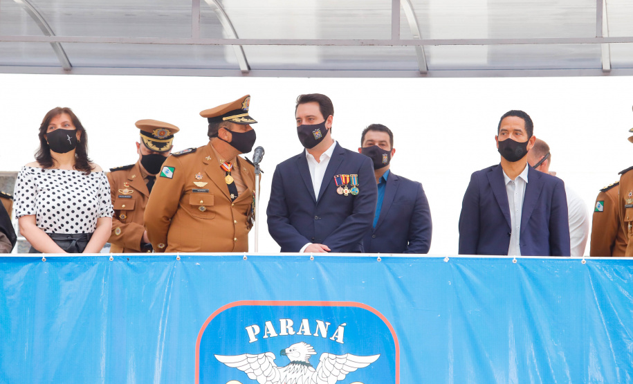 O governador Carlos Massa Ratinho Junior participou nesta quinta-feira (8) da comemoração dos 108 anos do Corpo de Bombeiros do Paraná. Na cerimônia, realizada no Quartel do Comando-Geral, em Curitiba, ele entregou à corporação 15 novas viaturas, incluindo quatro caminhões autobomba tanque. O investimento nos veículos foi de cerca de R$ 4,5 milhões.