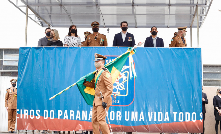 O governador Carlos Massa Ratinho Junior participou nesta quinta-feira (8) da comemoração dos 108 anos do Corpo de Bombeiros do Paraná. Na cerimônia, realizada no Quartel do Comando-Geral, em Curitiba, ele entregou à corporação 15 novas viaturas, incluindo quatro caminhões autobomba tanque. O investimento nos veículos foi de cerca de R$ 4,5 milhões.