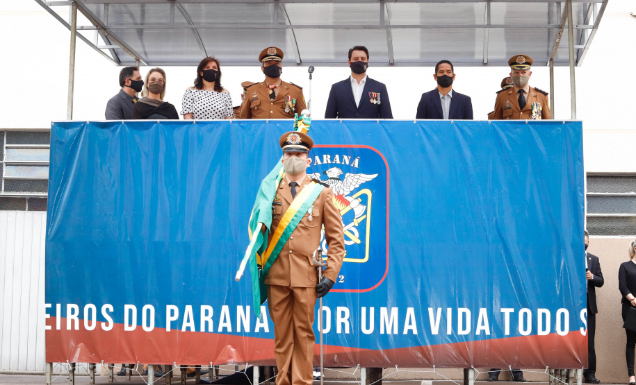 O governador Carlos Massa Ratinho Junior participou nesta quinta-feira (8) da comemoração dos 108 anos do Corpo de Bombeiros do Paraná. Na cerimônia, realizada no Quartel do Comando-Geral, em Curitiba, ele entregou à corporação 15 novas viaturas, incluindo quatro caminhões autobomba tanque. O investimento nos veículos foi de cerca de R$ 4,5 milhões.