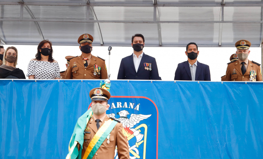 O governador Carlos Massa Ratinho Junior participou nesta quinta-feira (8) da comemoração dos 108 anos do Corpo de Bombeiros do Paraná. Na cerimônia, realizada no Quartel do Comando-Geral, em Curitiba, ele entregou à corporação 15 novas viaturas, incluindo quatro caminhões autobomba tanque. O investimento nos veículos foi de cerca de R$ 4,5 milhões.