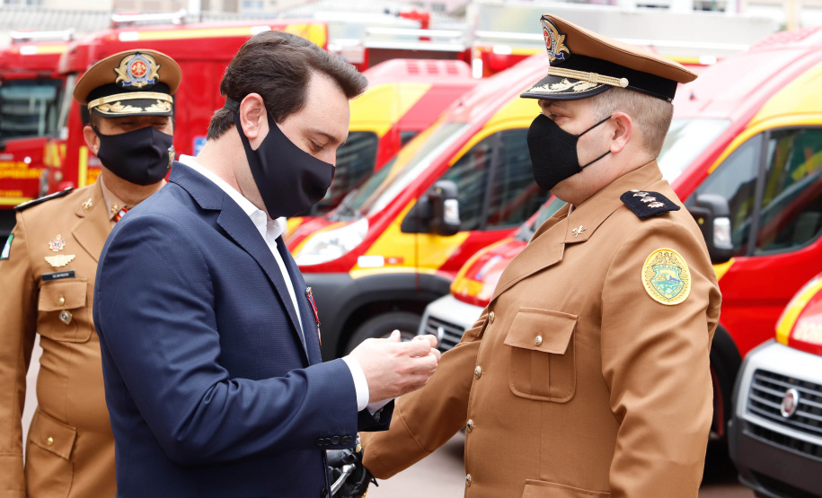 O governador Carlos Massa Ratinho Junior participou nesta quinta-feira (8) da comemoração dos 108 anos do Corpo de Bombeiros do Paraná. Na cerimônia, realizada no Quartel do Comando-Geral, em Curitiba, ele entregou à corporação 15 novas viaturas, incluindo quatro caminhões autobomba tanque. O investimento nos veículos foi de cerca de R$ 4,5 milhões.