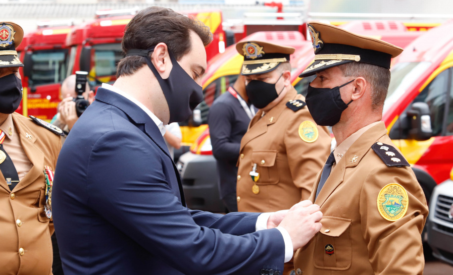 O governador Carlos Massa Ratinho Junior participou nesta quinta-feira (8) da comemoração dos 108 anos do Corpo de Bombeiros do Paraná. Na cerimônia, realizada no Quartel do Comando-Geral, em Curitiba, ele entregou à corporação 15 novas viaturas, incluindo quatro caminhões autobomba tanque. O investimento nos veículos foi de cerca de R$ 4,5 milhões.