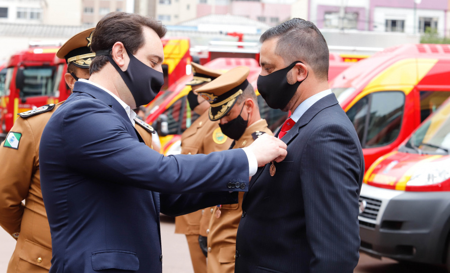 O governador Carlos Massa Ratinho Junior participou nesta quinta-feira (8) da comemoração dos 108 anos do Corpo de Bombeiros do Paraná. Na cerimônia, realizada no Quartel do Comando-Geral, em Curitiba, ele entregou à corporação 15 novas viaturas, incluindo quatro caminhões autobomba tanque. O investimento nos veículos foi de cerca de R$ 4,5 milhões.