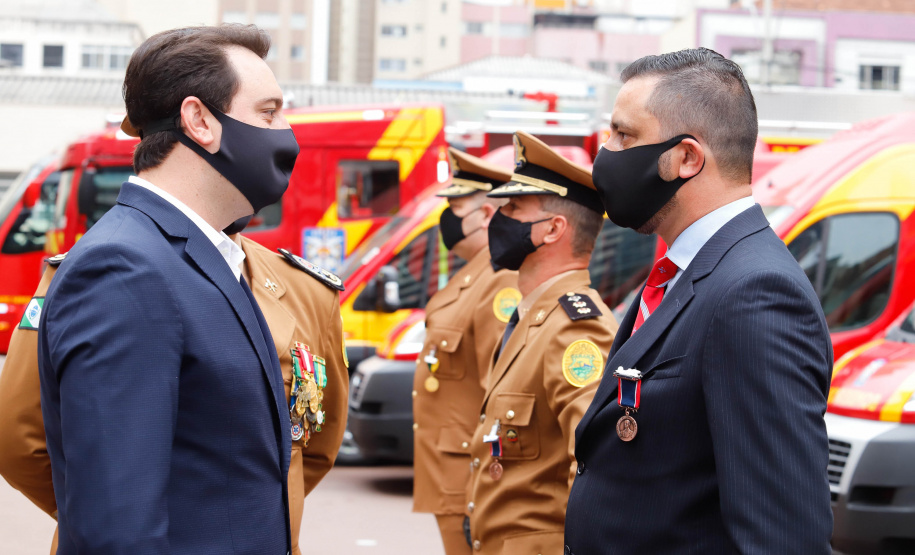 O governador Carlos Massa Ratinho Junior participou nesta quinta-feira (8) da comemoração dos 108 anos do Corpo de Bombeiros do Paraná. Na cerimônia, realizada no Quartel do Comando-Geral, em Curitiba, ele entregou à corporação 15 novas viaturas, incluindo quatro caminhões autobomba tanque. O investimento nos veículos foi de cerca de R$ 4,5 milhões.