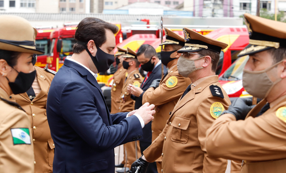 O governador Carlos Massa Ratinho Junior participou nesta quinta-feira (8) da comemoração dos 108 anos do Corpo de Bombeiros do Paraná. Na cerimônia, realizada no Quartel do Comando-Geral, em Curitiba, ele entregou à corporação 15 novas viaturas, incluindo quatro caminhões autobomba tanque. O investimento nos veículos foi de cerca de R$ 4,5 milhões.