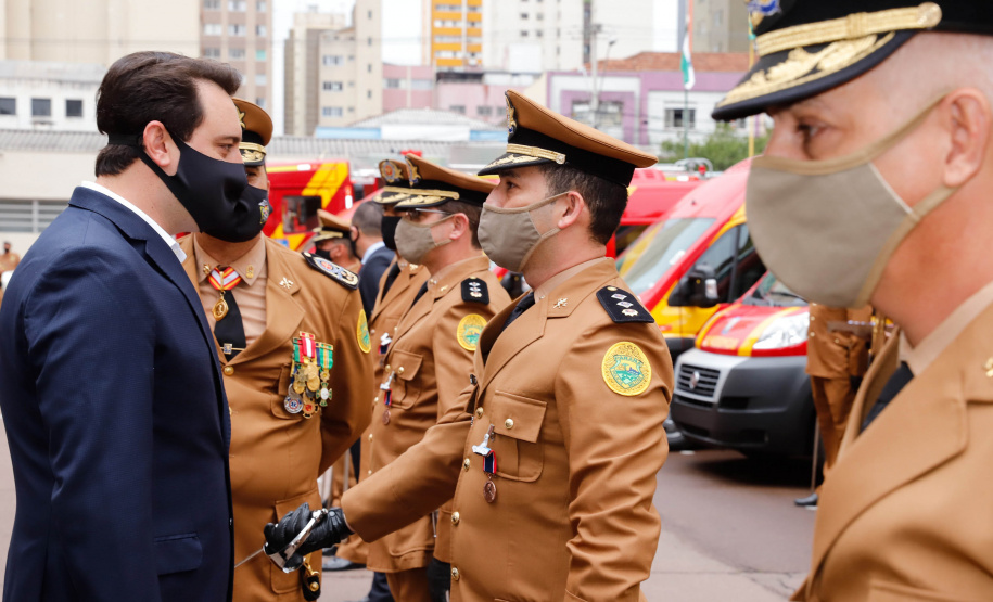 O governador Carlos Massa Ratinho Junior participou nesta quinta-feira (8) da comemoração dos 108 anos do Corpo de Bombeiros do Paraná. Na cerimônia, realizada no Quartel do Comando-Geral, em Curitiba, ele entregou à corporação 15 novas viaturas, incluindo quatro caminhões autobomba tanque. O investimento nos veículos foi de cerca de R$ 4,5 milhões.