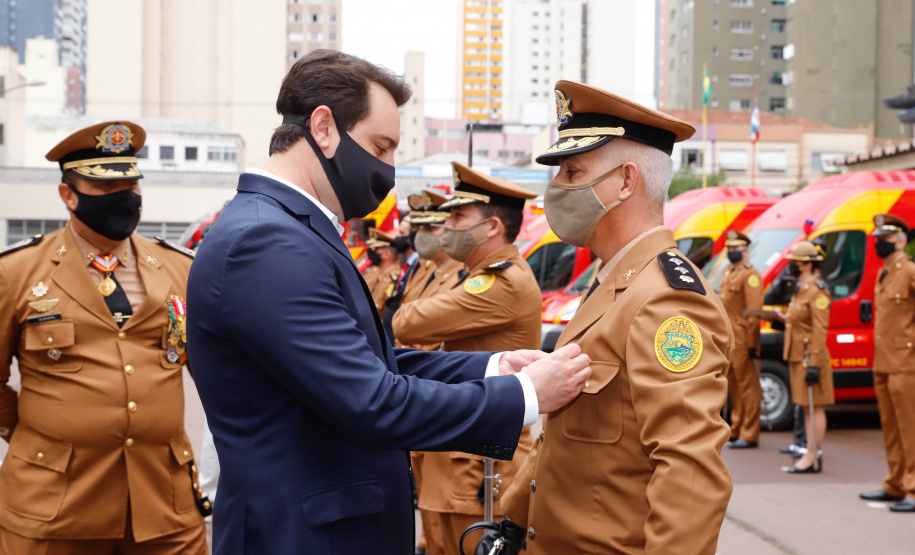 O governador Carlos Massa Ratinho Junior participou nesta quinta-feira (8) da comemoração dos 108 anos do Corpo de Bombeiros do Paraná. Na cerimônia, realizada no Quartel do Comando-Geral, em Curitiba, ele entregou à corporação 15 novas viaturas, incluindo quatro caminhões autobomba tanque. O investimento nos veículos foi de cerca de R$ 4,5 milhões.