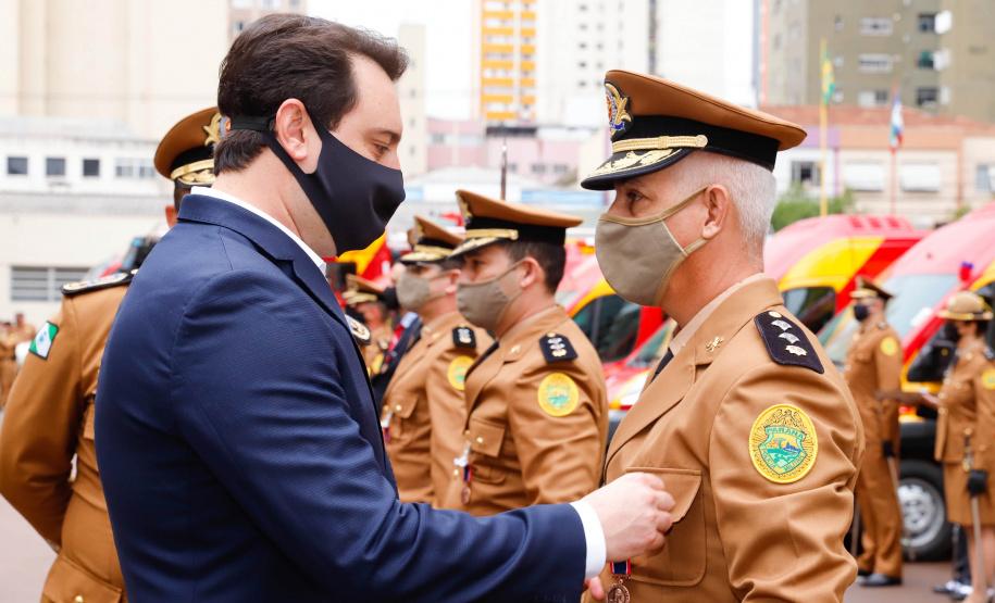 O governador Carlos Massa Ratinho Junior participou nesta quinta-feira (8) da comemoração dos 108 anos do Corpo de Bombeiros do Paraná. Na cerimônia, realizada no Quartel do Comando-Geral, em Curitiba, ele entregou à corporação 15 novas viaturas, incluindo quatro caminhões autobomba tanque. O investimento nos veículos foi de cerca de R$ 4,5 milhões.