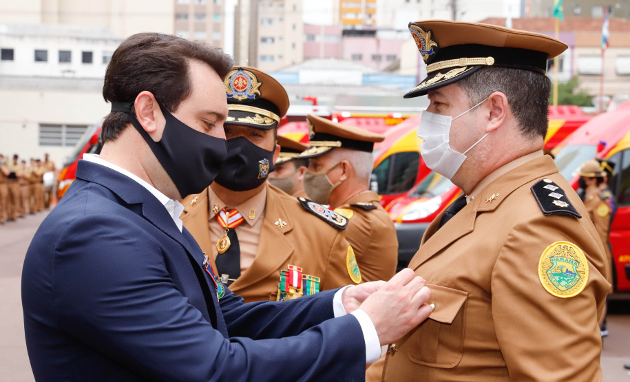O governador Carlos Massa Ratinho Junior participou nesta quinta-feira (8) da comemoração dos 108 anos do Corpo de Bombeiros do Paraná. Na cerimônia, realizada no Quartel do Comando-Geral, em Curitiba, ele entregou à corporação 15 novas viaturas, incluindo quatro caminhões autobomba tanque. O investimento nos veículos foi de cerca de R$ 4,5 milhões.